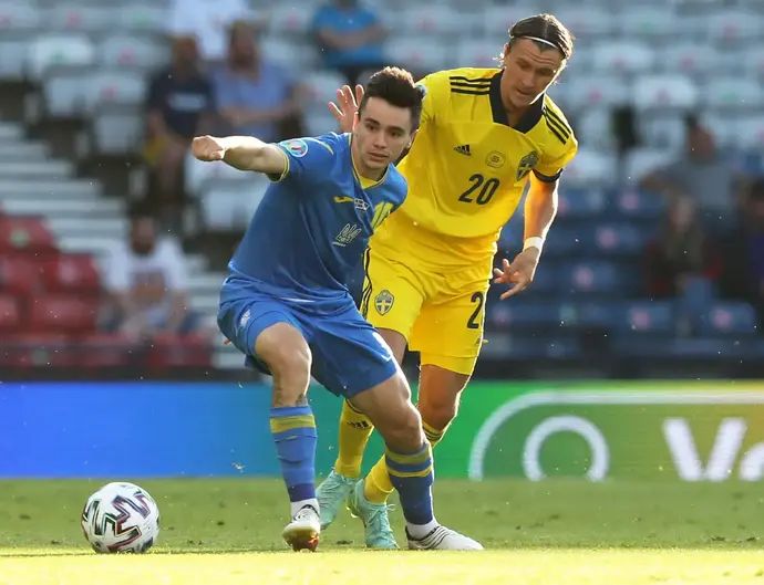 מיקולה שפרנקו שחקן נבחרת אוקראינה לפני כריסטופר אולסון שחקן נבחרת שבדיה מול