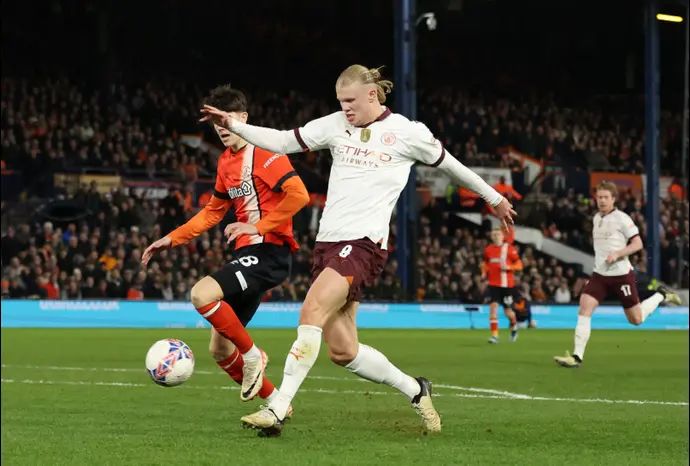 שחקן מנצ'סטר סיטי, ארלינג הולאנד, כובש מול לוטון