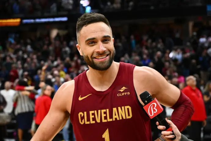 מקס סטרוס חוגג אחרי סל הניצחון במדי קליבלנד