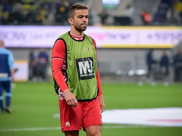 מיגל ויטור שחקן הפועל באר שבע בחימום