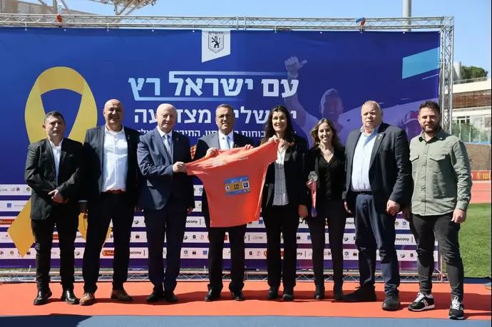 מימין יעל גודמן נציגת הקבוצה האתגרית עוטף, ראש העיר ירושלים ואיה מידן, מייסדת קבוצת הריצה של קיבוץ בארי