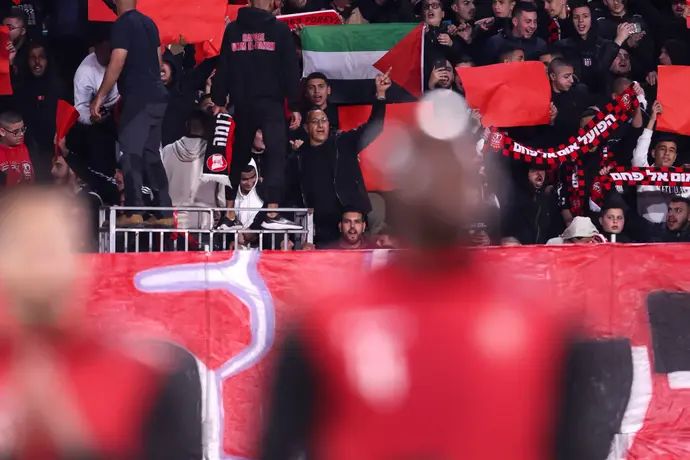 דגל פלסטין ביציע של אוהדי הפועל אום אל פאחם