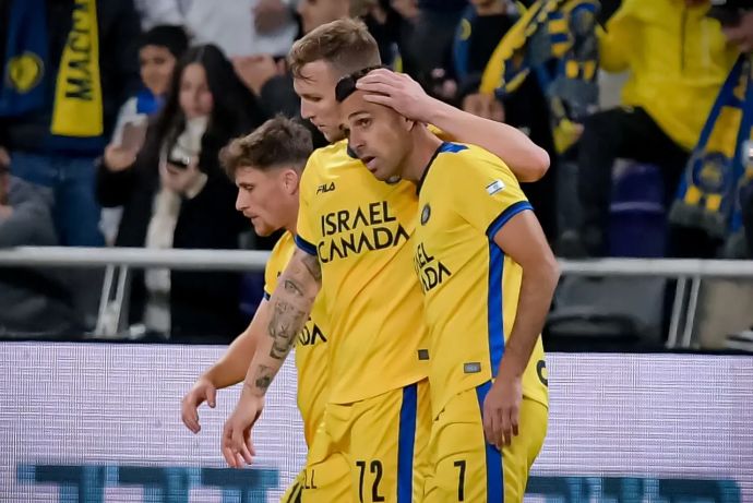 שחקן מכבי תל אביב ערן זהבי עם עדן קארצב