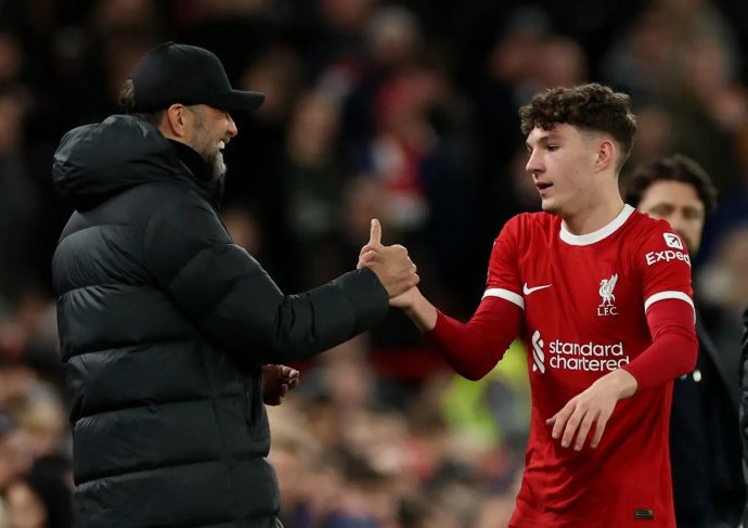 לואיס קומאס עם מאמן ליברפול יורגן קלופ