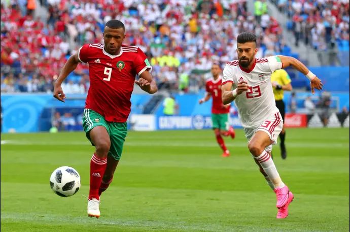 מונדיאל 2018, שחקן נבחרת איראן, ראמין רזאיאן, מול שחקן נבחרת מרוקו איוב אל קעבי (אדום)