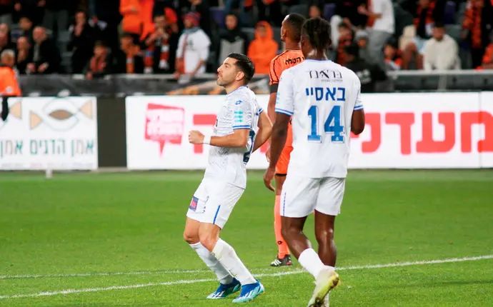 אבי ריקן שחקן הפועל פתח תקוה חוגג שער