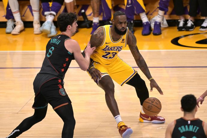 שחקן לוס אנג'לס לייקרס לברון ג'יימס מול שחקן וושינגטון וויזארדס דני אבדיה