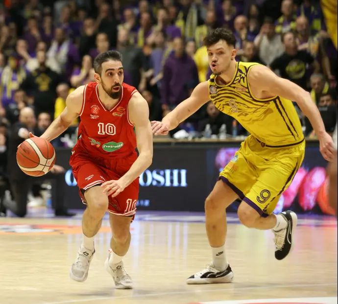 שחקן הפועל תל אביב בר טימור, מול שחקן הפועל חולון, האנס ואנוויין