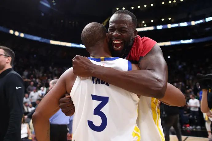 שחקן גולדן סטייט ווריירס, דריימונד גרין, מחבק את כריס פול