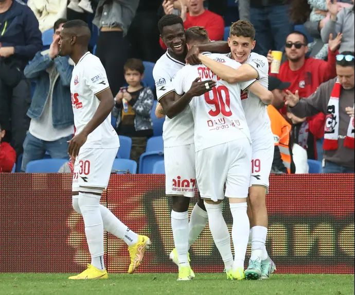 שחקני הפועל חיפה חוגגים