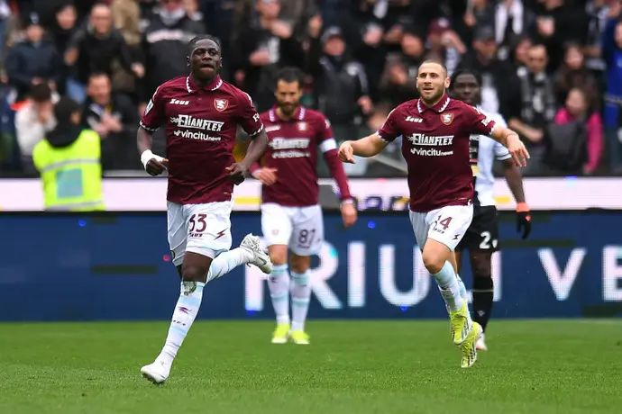 לום טשאונה שחקן סלרניטנה חוגג שער, מאחוריו שון וייסמן