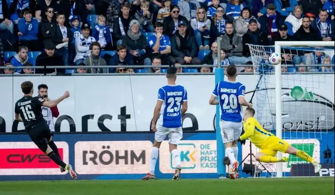 רובן ורגאס שחקן אוגסבורג חוגג