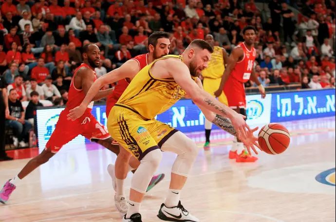 נתנאל ארצי הפועל חולון לצד בר טימור הפועל תל אביב