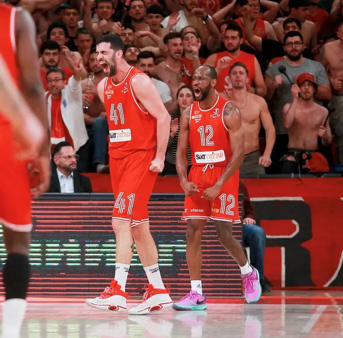 תומר גינת לצד וויל קאמינגס הפועל תל אביב