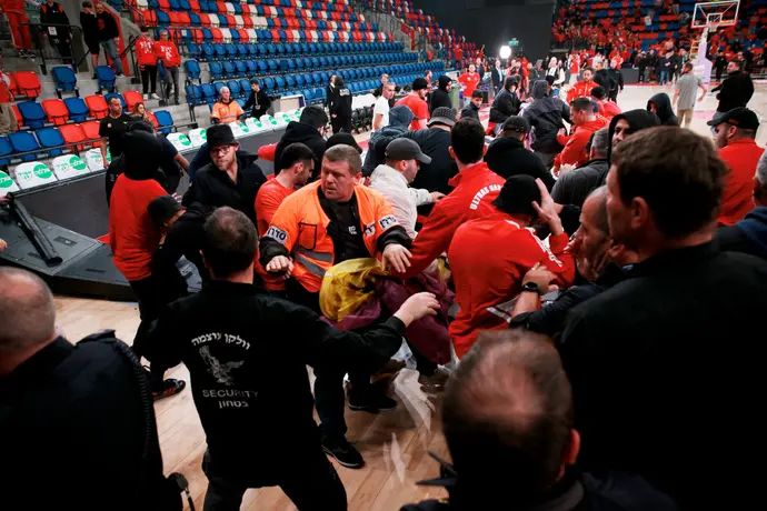 קטטה אוהדי הפועל תל אביב אוהדי הפועל חולון