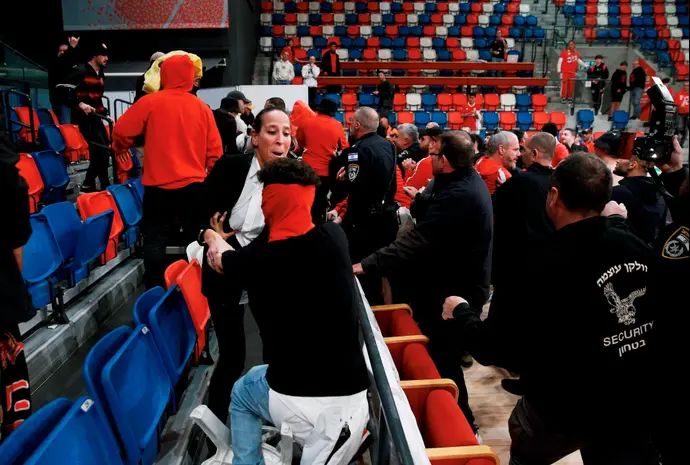 קטטה אוהדי הפועל תל אביב אוהדי הפועל חולון