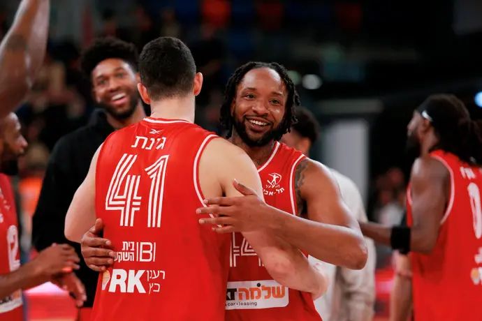 דז וולס לצד תומר גינת הפועל תל אביב