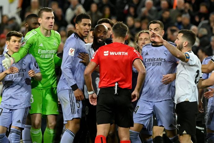 ג'וד בלינגהאם ושחקני ריאל מדריד מתלוננים אל השופט אחרי הסיום במשחק המטורף מול ולנסיה