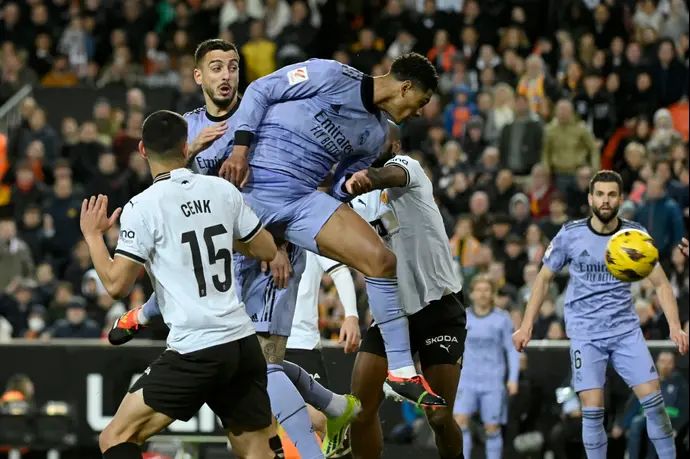 ג'וד בלינגהאם ושחקני ריאל מדריד במהלך הסיום במשחק המטורף מול ולנסיה