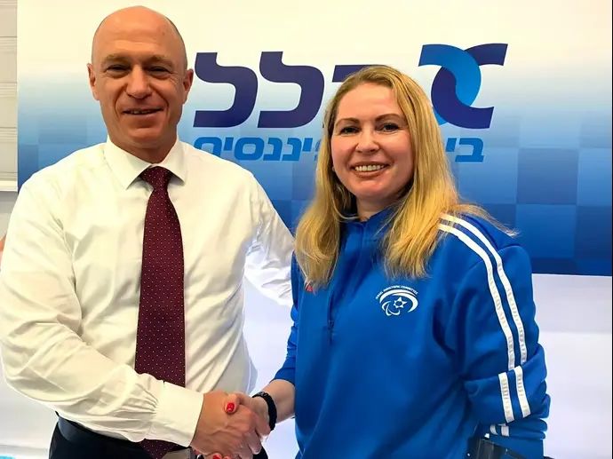 הקלעית הפראלימפית, יוליה צ'רנוי, לצד יורם נוה, מנכ