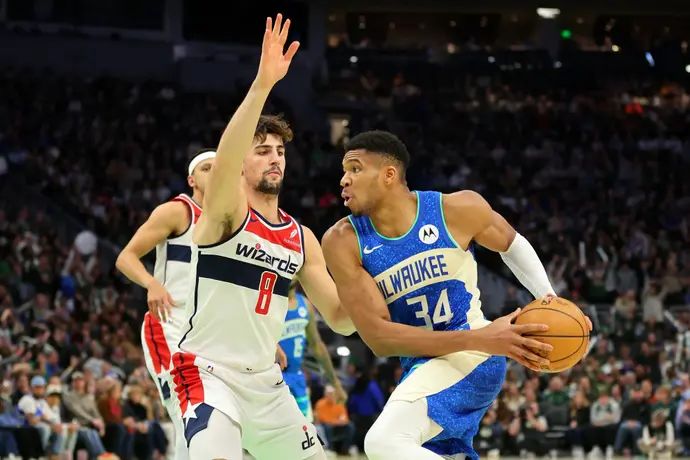 שחקן וושינגטון וויזארדס דני אבדיה שומר על שחקן מילווקי באקס יאניס אנטטוקומפו