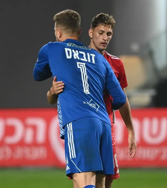 טל ארצ'ל שחקן הפועל תל אביב עם השוער אמיליוס זובאס