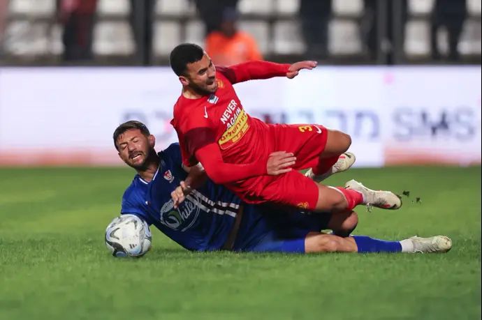 שחקן מ.ס. אשדוד, גיל כהן, מול שחקן בני סכנין, מוחמד שכר