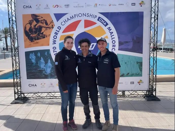 ניתאי חסון ונועה לסרי עם המאמן גידי קליגר