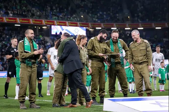 טקס הוקרה במשחק של מכבי חיפה לכבוד אנשי מילואים