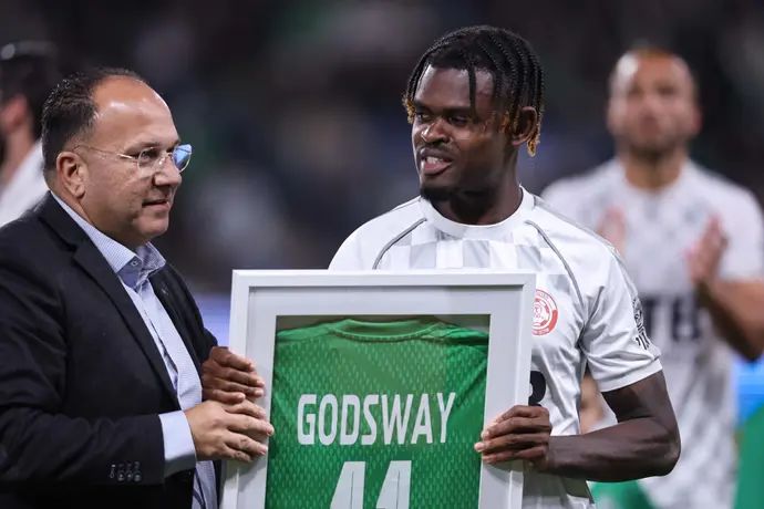 מנכ"ל מכבי חיפה איציק עובדיה עם שחקן הפועל חדרה גודסוויי דוניו