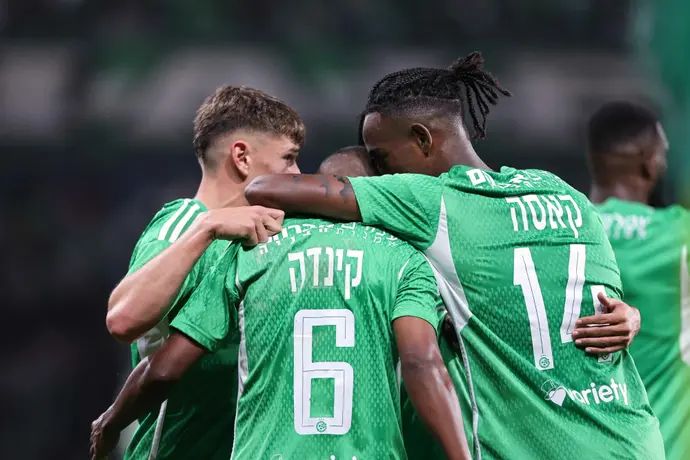 שחקני מכבי חיפה חוגגים: ליאור קאסה, גדי קינדה, עילי פיינגולד