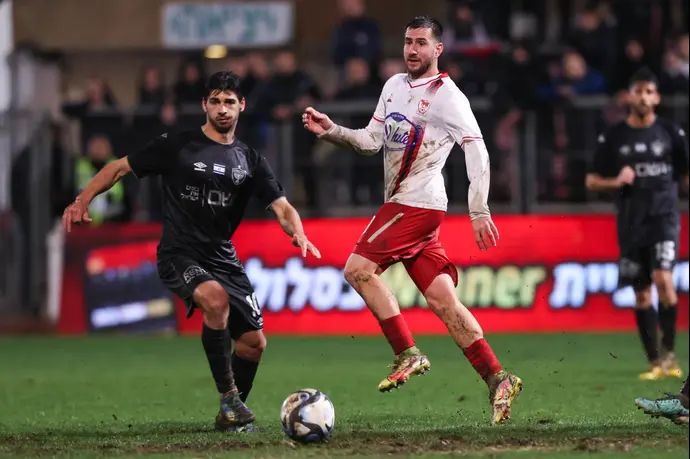 ניקה חורחלי שחקן בית"ר ירושלים לפני אדריאן פאון שחקן בני סכנין