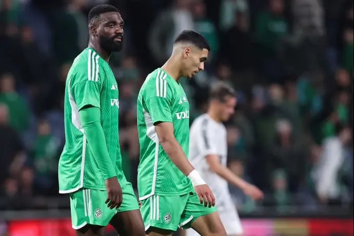 שחקן מכבי חיפה פרנזי פיירו עם ענאן חלאילי