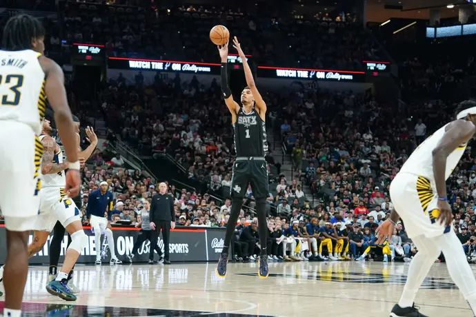 שחקן סן אנטוניו ספרס, ויקטור וומבניאמה, זורק נגד אינדיאנה פייסרס