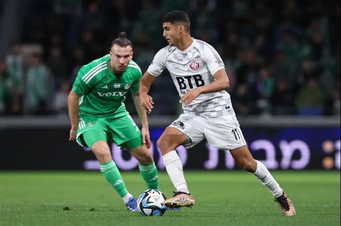 שחקן הפועל חדרה אלעד מדמון לפני שחקן מכבי חיפה שון גולדברג