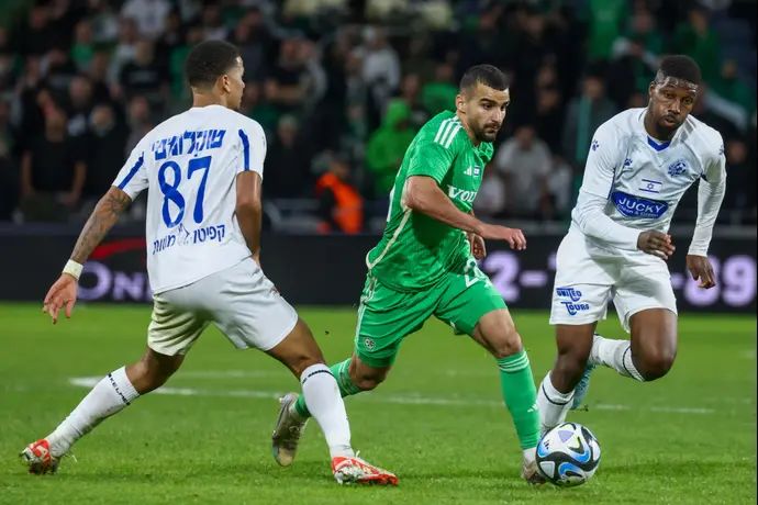 מחמוד ג'אבר שחקן מכבי חיפה בין סאליו גינדו, עידן טוקלומטי שחקני מכבי פתח תקוה