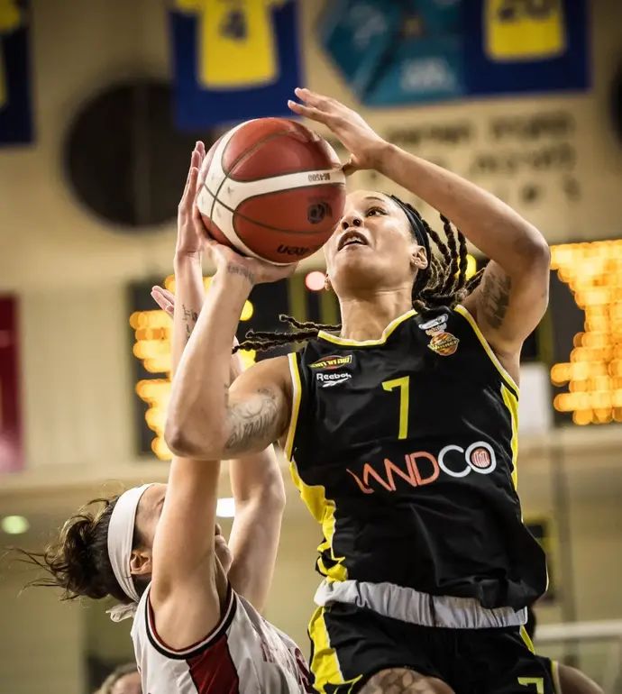 שחקנית אליצור רמלה ג'ני סימס