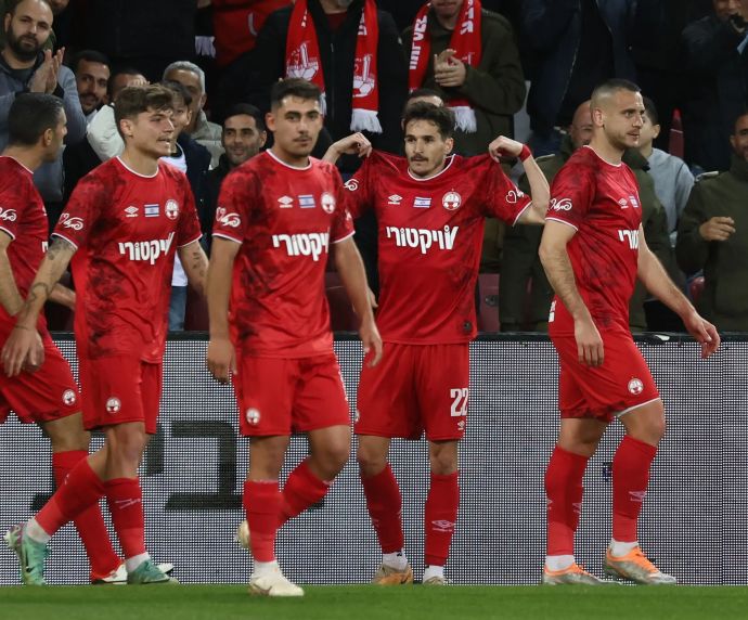 שחקני הפועל באר שבע חוגגים עם הלדר לופס