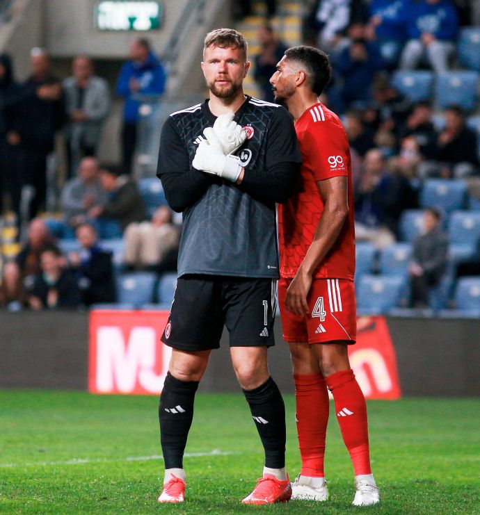 אמיליוס זובאס שוער הפועל תל אביב לצד בריאן פאסי