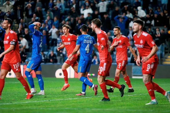 שחקני הפועל תל אביב לצד שחקני הפועל פתח תקוה