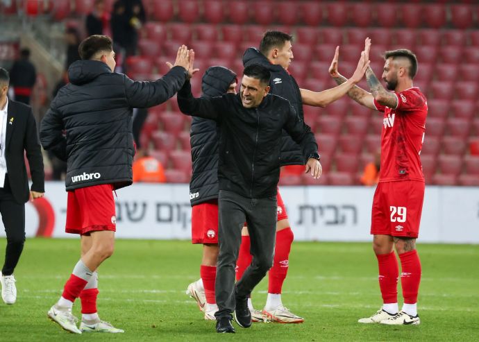 שחקני הפועל באר שבע חוגגים עם אליניב ברדה