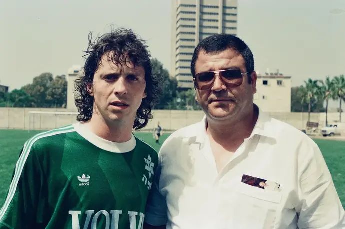 ציון ביטון, מנהל המתקנים של מכבי חיפה, עם דניאל בריילובסקי