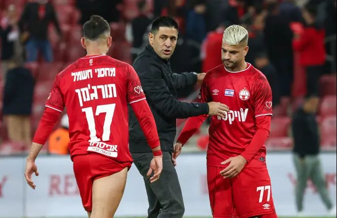 מאמן הפועל באר שבע אליניב ברדה עם רותם חטואל, אלון תורג'מן