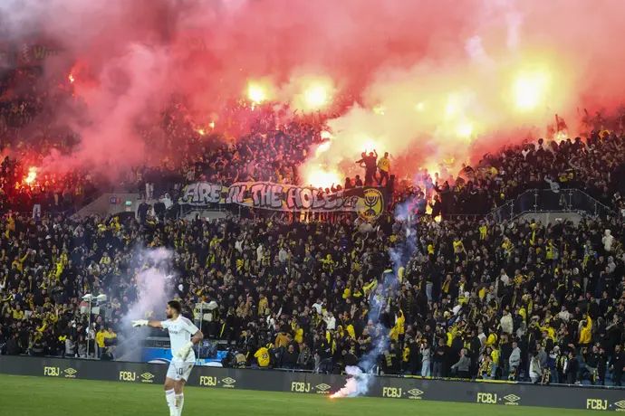 אבוקות מיציע אוהדי בית"ר ירושלים