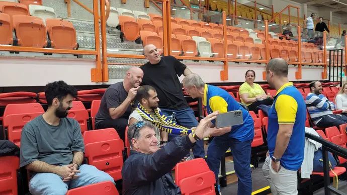 לוחם הצנחנים, סרן עדי טימור, במשחק קבוצת הכדורעף של מכבי תל אביב