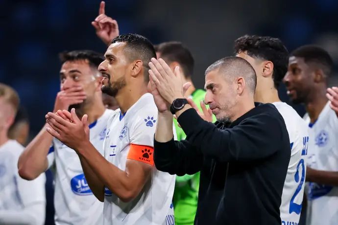 רן קוז'וך מאמן מכבי פתח תקוה עם מוחמד הינדי