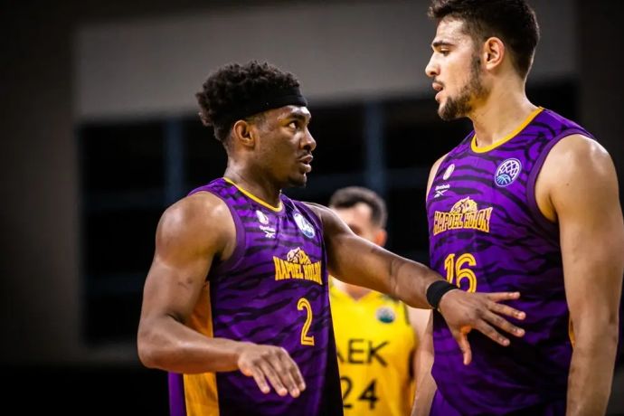 יותם חנוכי, דיאנדרה בארנס שחקני הפועל חולון