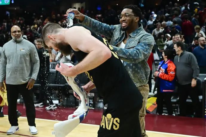 שחקן קליבלנד קאבלירס דונובן מיטשל שופך מים על דין ווייד