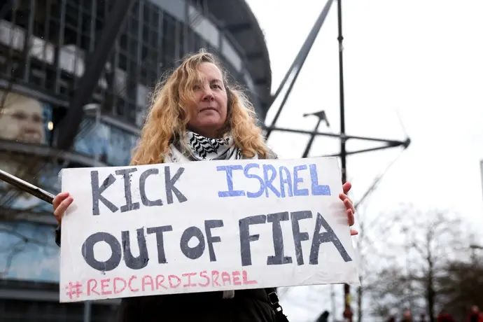 הפגנה פרו פלסטינית של אוהדי מנצ'סטר סיטי לפני צ'לסי