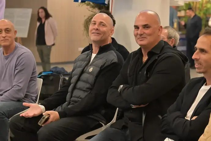 אבי נמני לצד אלון חזן מאמן נבחרת ישראל